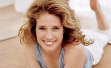 Nancy Travis Glamour Shot